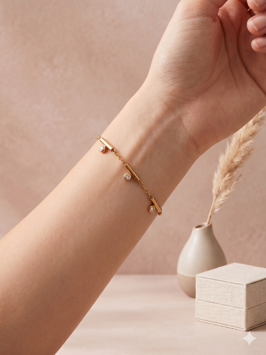 Bracelet doré à barres et strass pendants