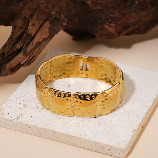 Bracelet manchette ouvrable doré à plaques martelées