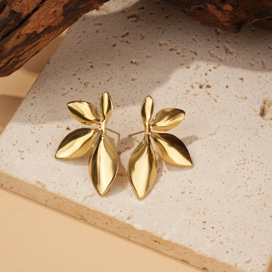 Boucles d’oreilles clous fleur lisse à 4 demi pétales
