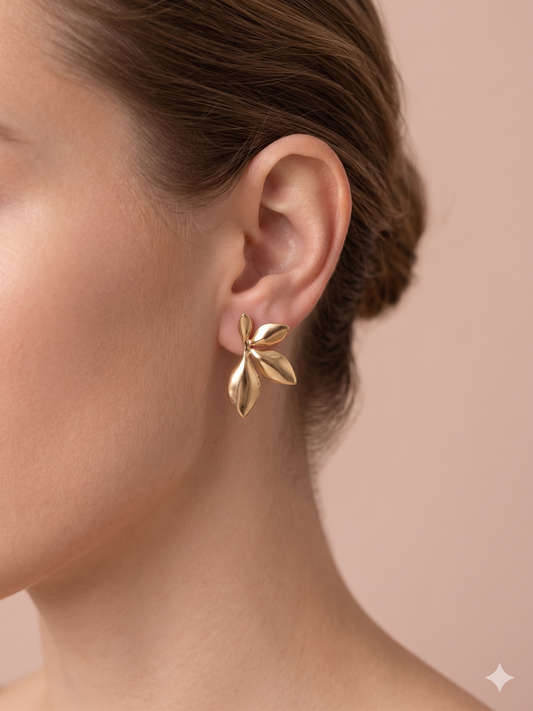 Boucles d’oreilles clous fleur lisse à 4 demi pétales
