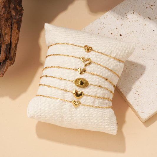 Lot de six bracelets à motifs cœur