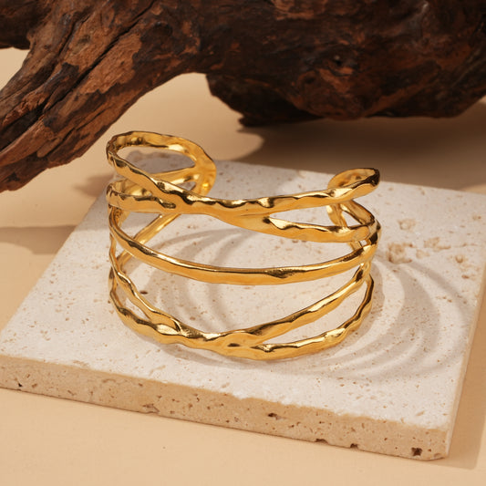 Bracelet manchette ouverte dorée martelée multirangs