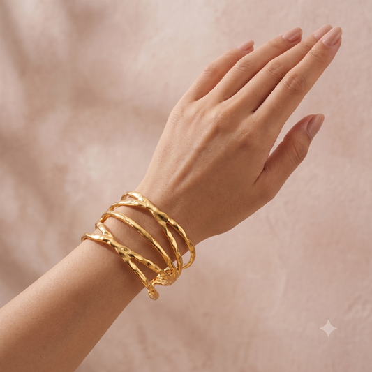 Bracelet manchette ouverte dorée martelée multirangs