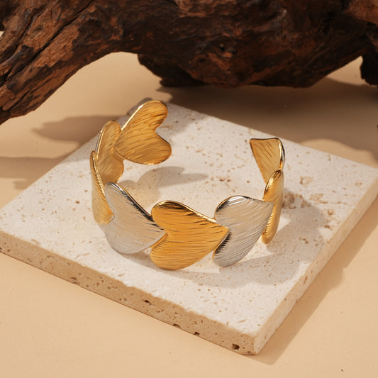Bracelet manchette bicolore à cœurs texturés