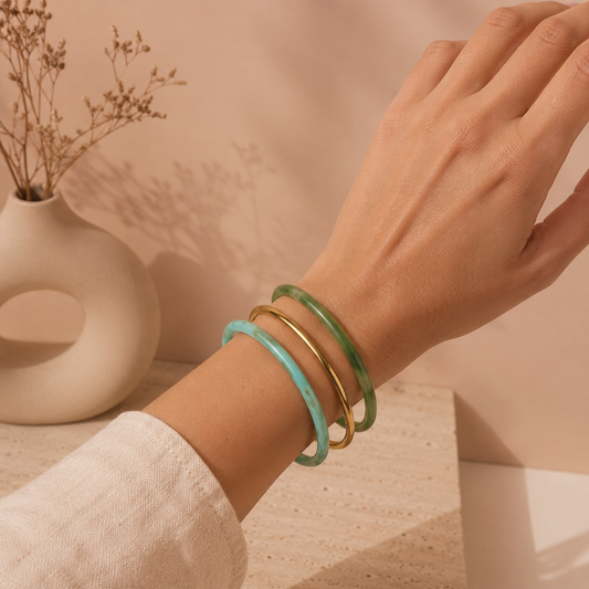Lot de trois bracelets joncs résine coloré et doré