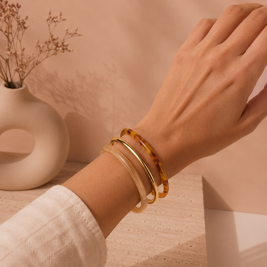 Lot de trois bracelets joncs résine coloré et doré