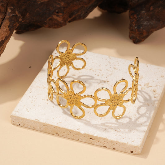 Bracelet manchette fleurs ajourées et martelées