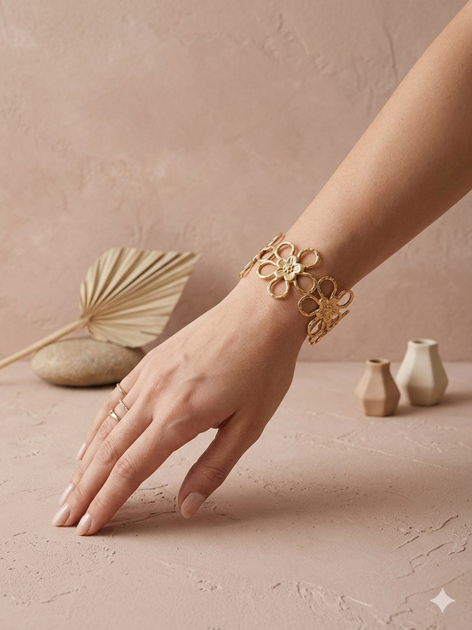 Bracelet manchette fleurs ajourées et martelées