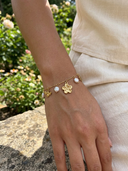 Bracelet doré fin à fleurs et perles pendantes