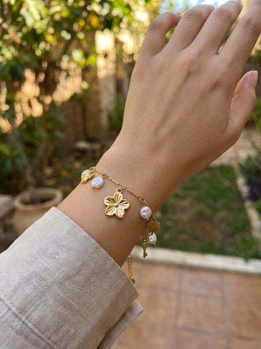 Bracelet doré fin à fleurs et perles pendantes