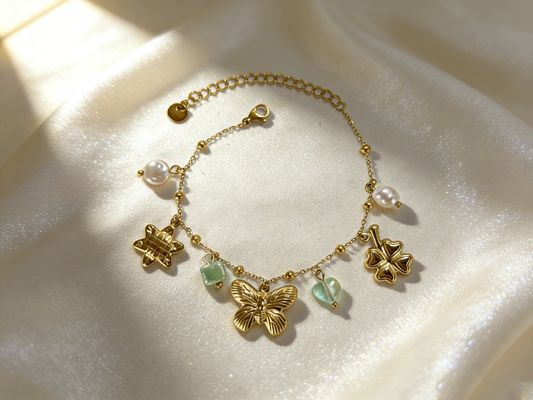 Bracelet doré à maillons ovales orné de charms marins et perles vertes