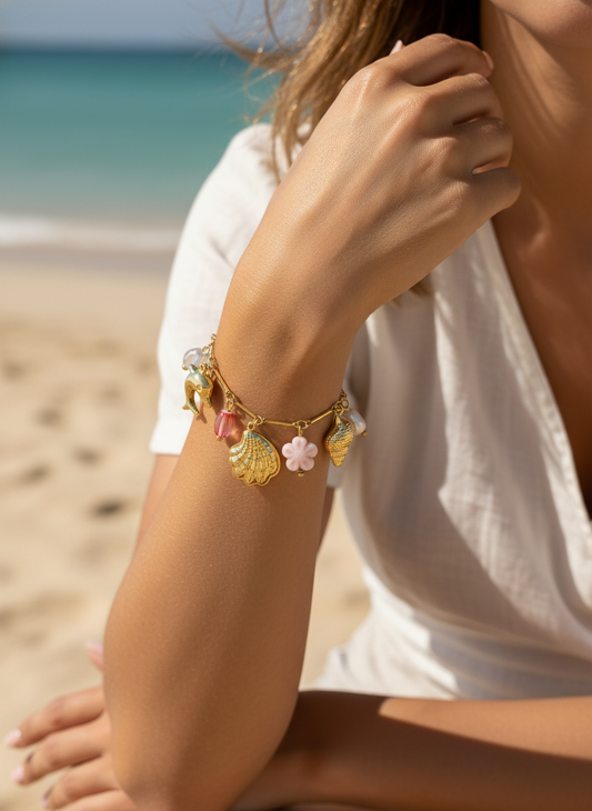 Bracelet chaîne dorée fine avec breloques roses pastel