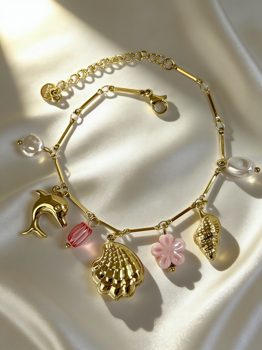 Bracelet chaîne dorée fine avec breloques roses pastel