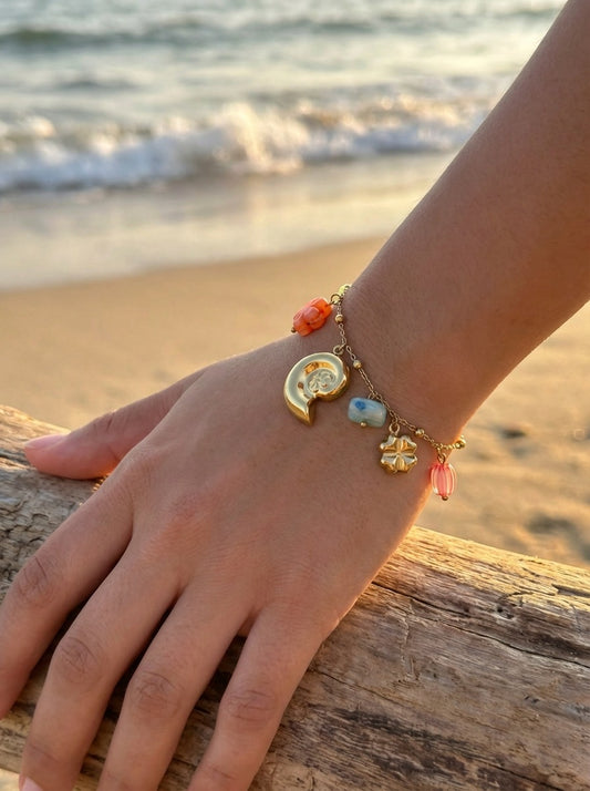 Bracelet chaîne dorée fine avec breloques multicolore pastel