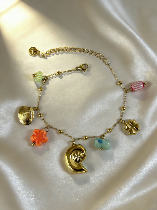 Bracelet chaîne dorée fine avec breloques multicolore pastel