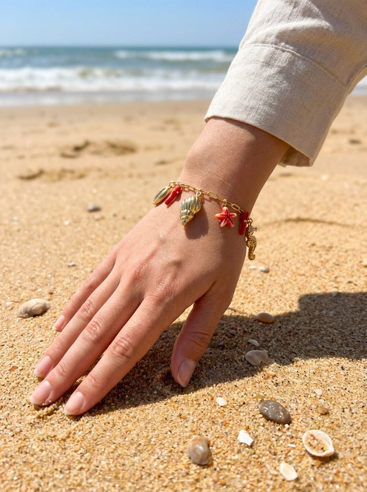 Bracelet chaîne dorée fine avec breloques rouge coquillage