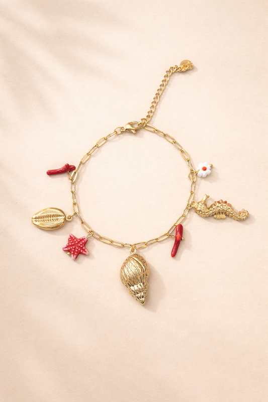 Bracelet chaîne dorée fine avec breloques rouge coquillage