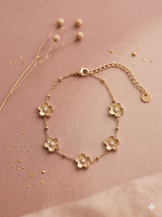 Bracelet doré orné de cinq fleurs avec perle centrale