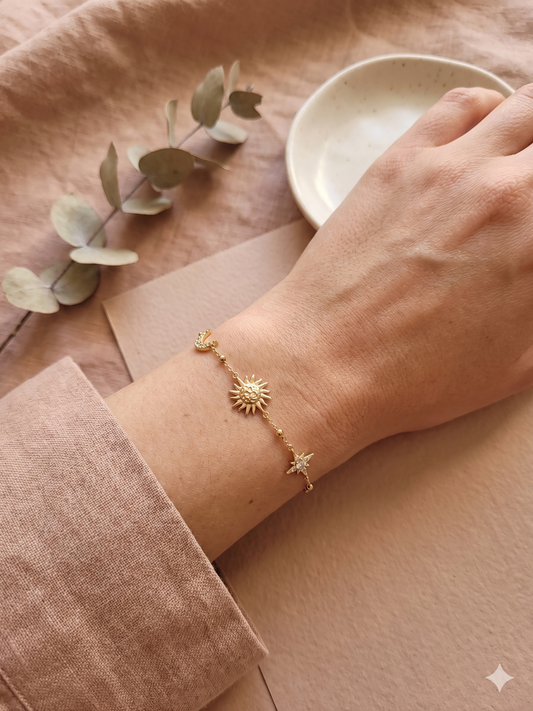 Bracelet orné de soleil, lune, étoile strassée