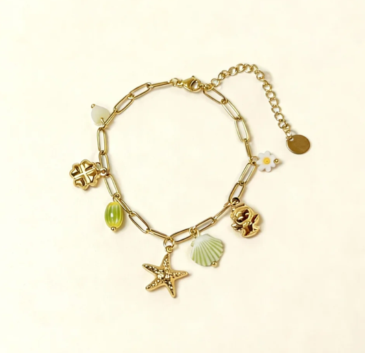 Bracelet doré à chaîne fine orné de papillon, perles et charms étoilés