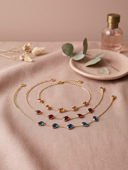 Bracelet fin orné de zirconium colorés et géométriques