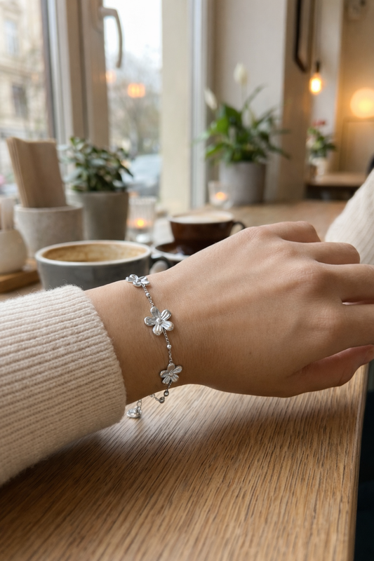 Bracelet fin avec 3 fleurs délicates et des billes