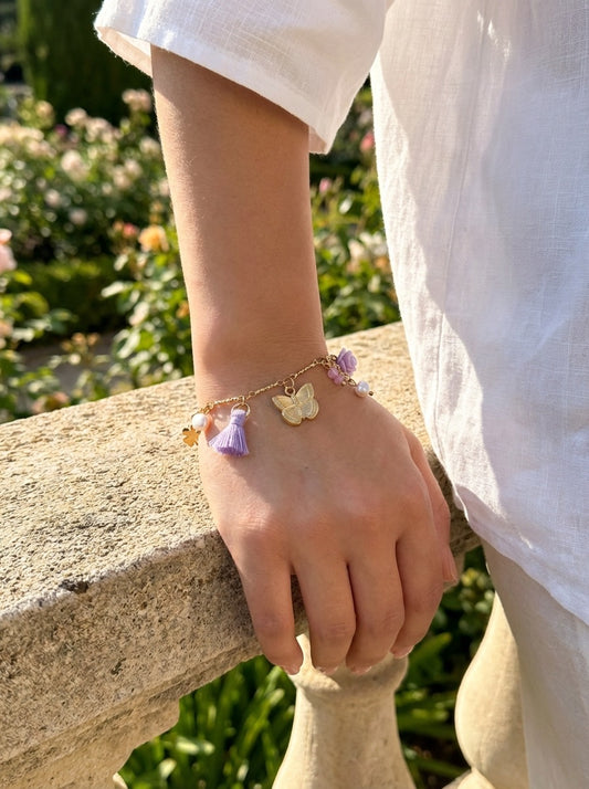 Bracelet doré à charms papillon, pampille lilas et perles