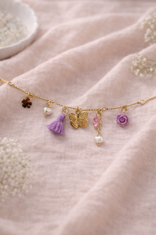 Bracelet doré à charms papillon, pampille lilas et perles