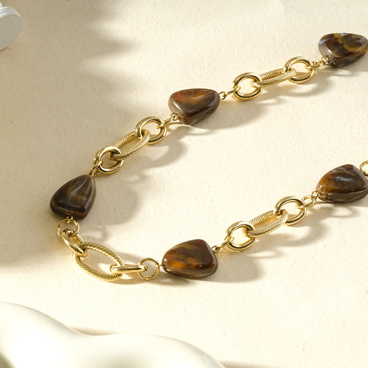 Collier doré maille épaisse avec de la résine