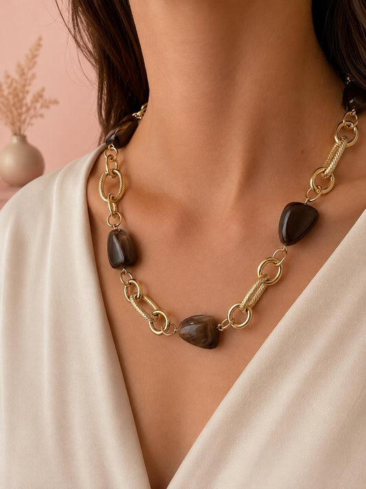 Collier doré maille épaisse avec de la résine