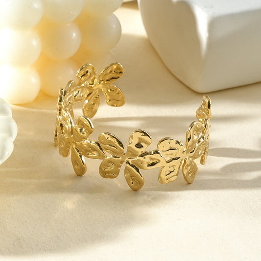 Bracelet manchette ouvert à fleurs martelées entrelacées