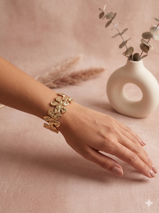 Bracelet manchette ouvert à fleurs martelées entrelacées