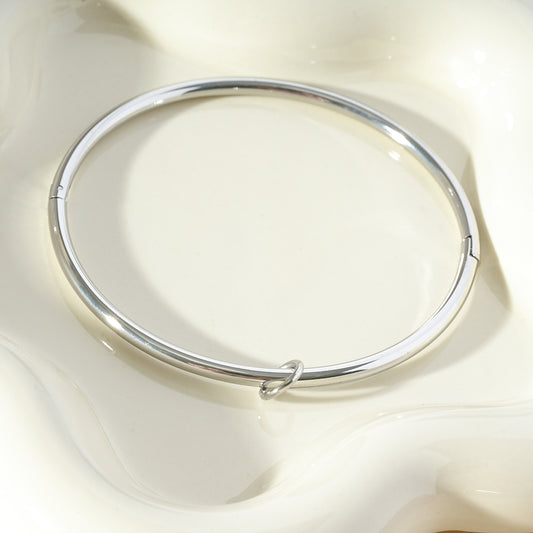 Bracelet jonc argenté ouvert orné d'un petit anneau