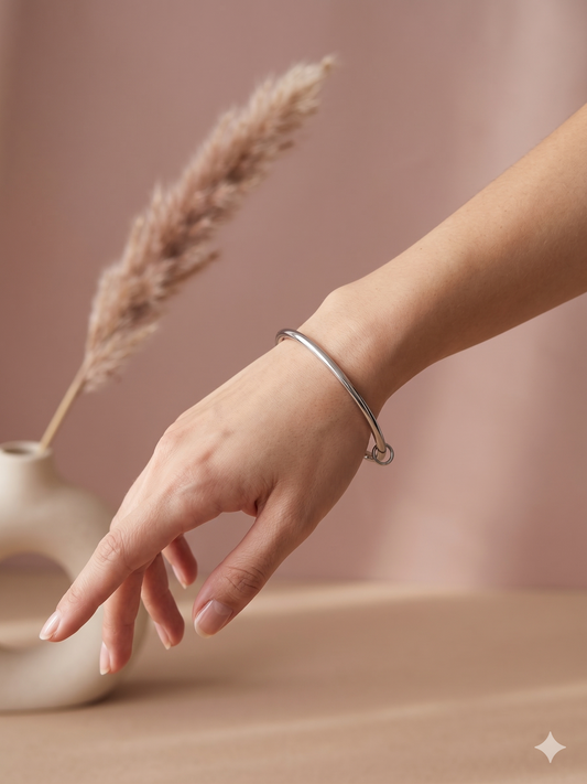 Bracelet jonc argenté ouvert orné d'un petit anneau