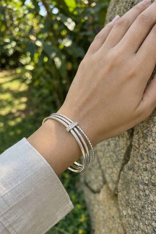 Bracelet trois rangs à motifs avec barre sertie