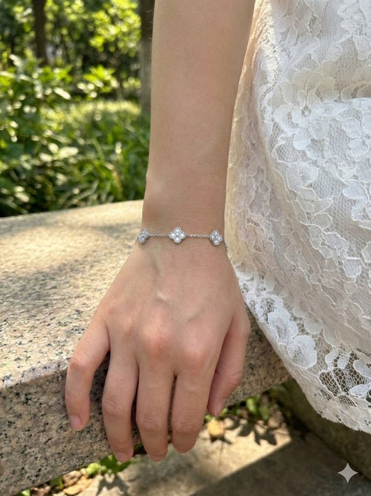Bracelet orné de fleurs à quatre pétales en strass