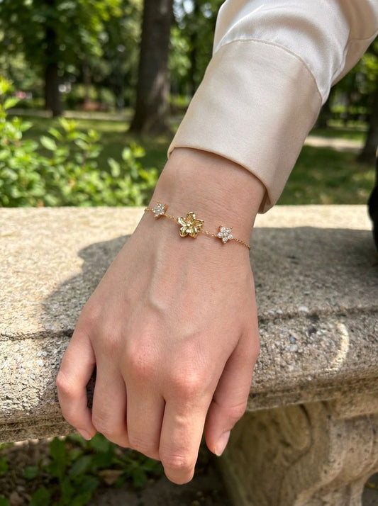 Bracelet pendentifs fleur et fleurs en strass