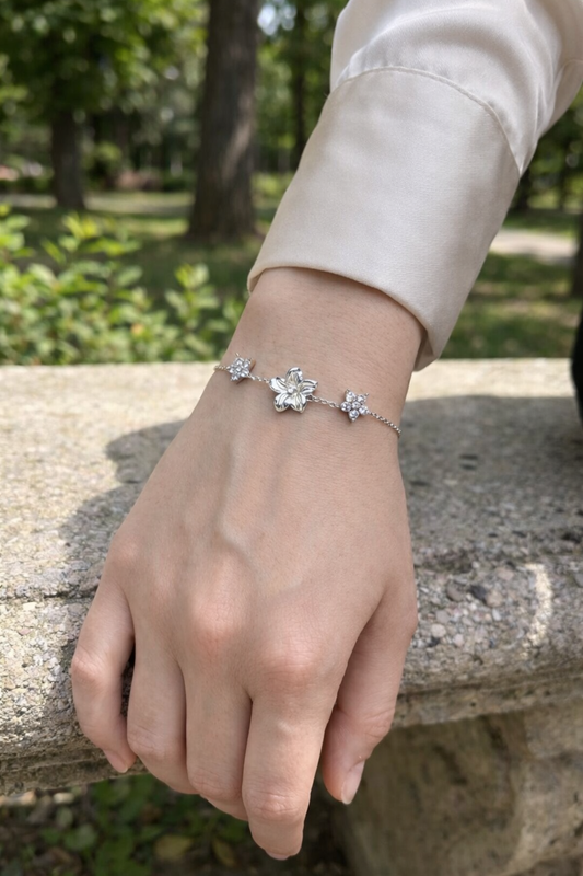 Bracelet pendentifs fleur et fleurs en strass