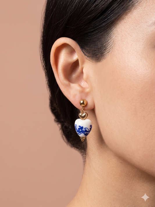 Boucles d'oreilles dorées cœur et perle porcelaine bleue
