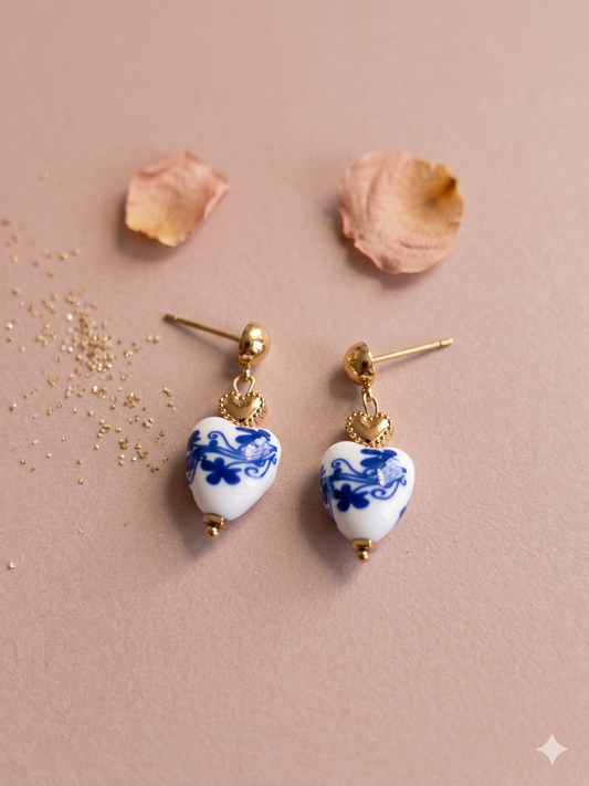 Boucles d'oreilles dorées cœur et perle porcelaine bleue