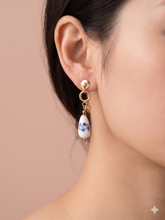 Boucles d'oreilles dorées à cœurs et gouttes en porcelaine bleue