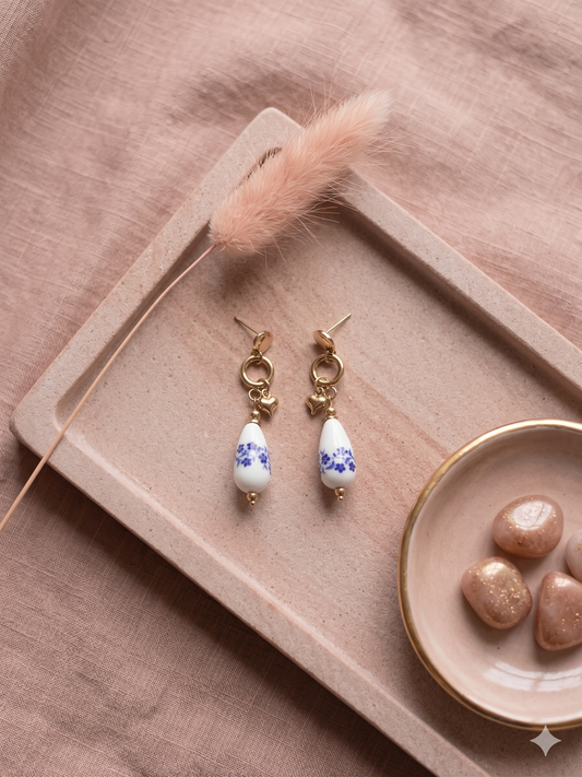 Boucles d'oreilles dorées à cœurs et gouttes en porcelaine bleue