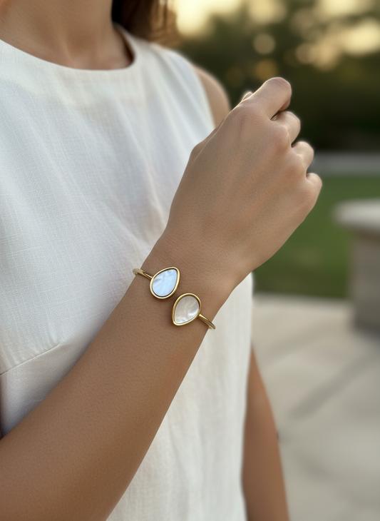 Bracelet jonc doré ouvert à double motif goutte nacrée