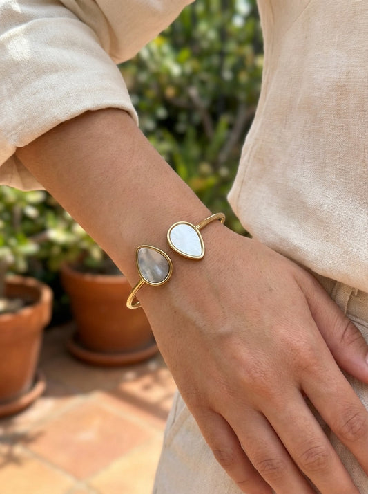 Bracelet jonc doré ouvert à double motif goutte nacrée
