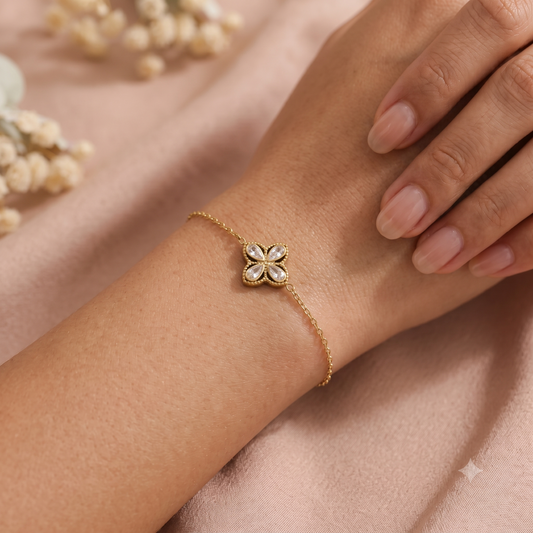 Bracelet à fleur à quatre feuilles strassées