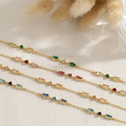 Bracelet chaîne fine avec multiples cristaux colorés