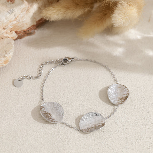 Bracelet chaîne trois médaillons martelés