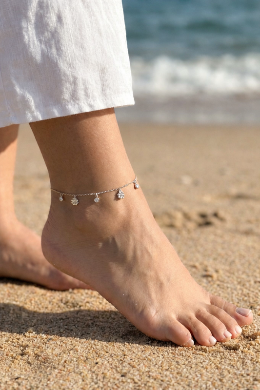 Chaîne de cheville à motifs fleurs et strass