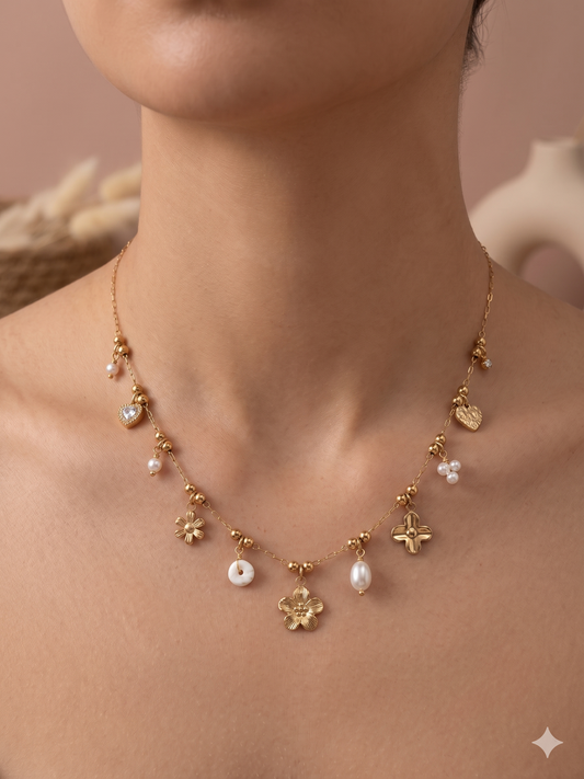 Collier fin charms fleurs délicates et perles