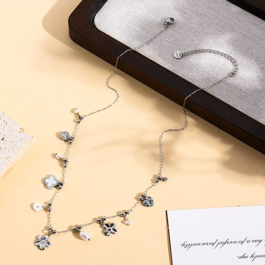 Collier fin charms fleurs délicates et perles